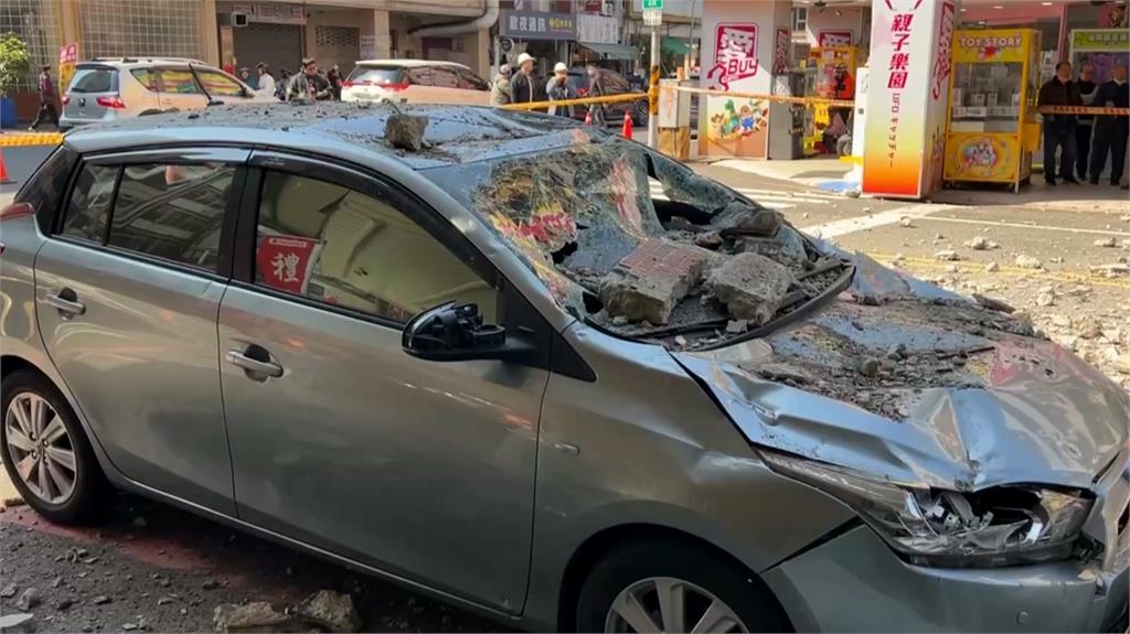 嘉義大埔規模5.6地震　台南大樓矮牆被震倒水泥塊砸車