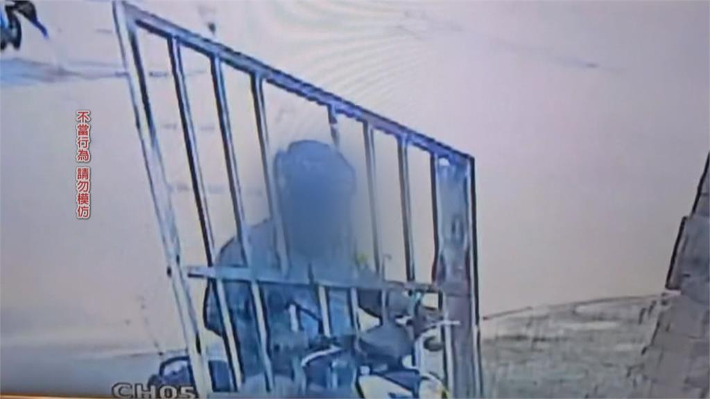 荒唐！男「自備砂輪機」拆鐵門　頭伸過欄杆「穿著鐵門」騎車上路
