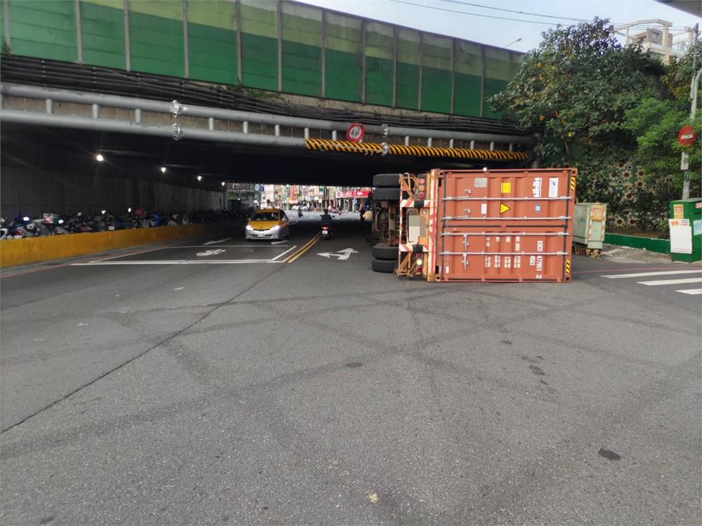 三重聯結車駕駛疑看錯線高　硬衝涵洞釀側翻車流一度回堵