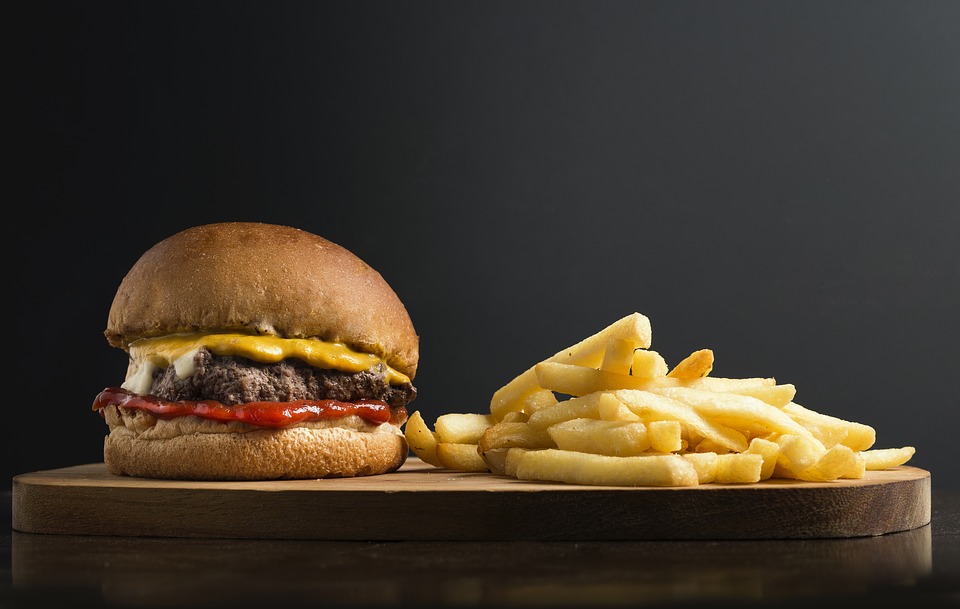 漢堡加什麼會特別好吃？內行吃貨一致推「這配料」：邪惡的美味！