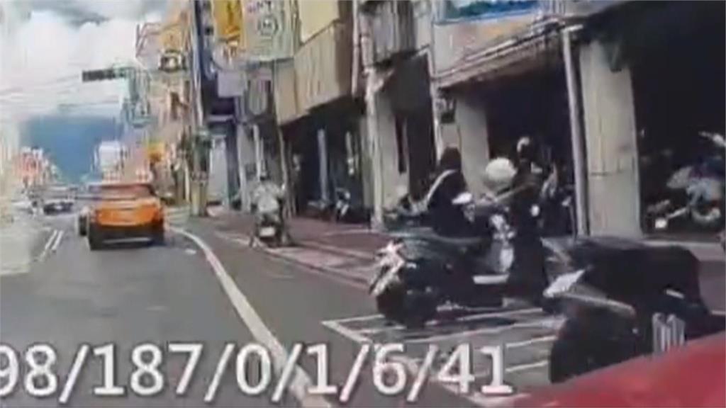 怎麼開的？兩車疊疊樂　兩車擦撞　休旅車衝轎車車頂