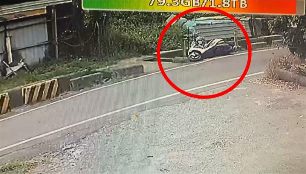 母控遭砂石車逼車摔水溝! 高雄女騎士慘摔卡石墩