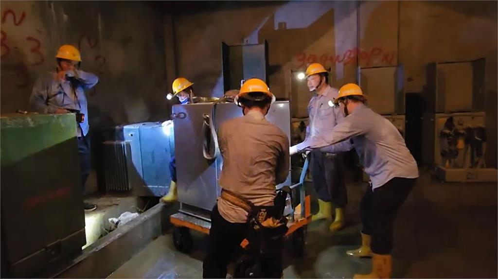 快新聞/凱米肆虐全台仍有3506戶停電 台電前進南投、高雄搶修畫面曝