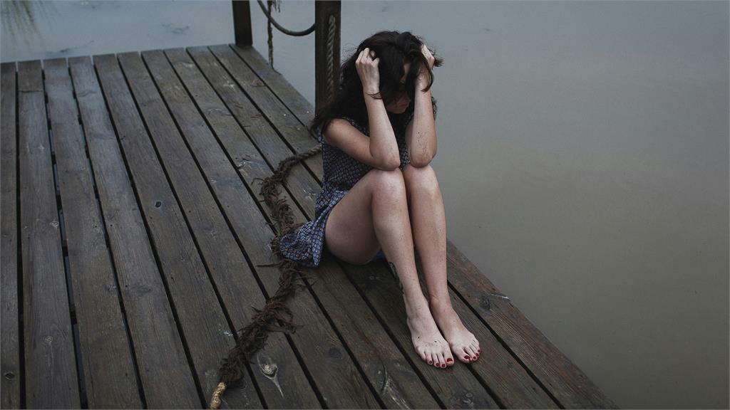 色阿公半夜「狂摸孫女大腿內側」!女童隱忍多年向母求救:我的勇敢要用完了