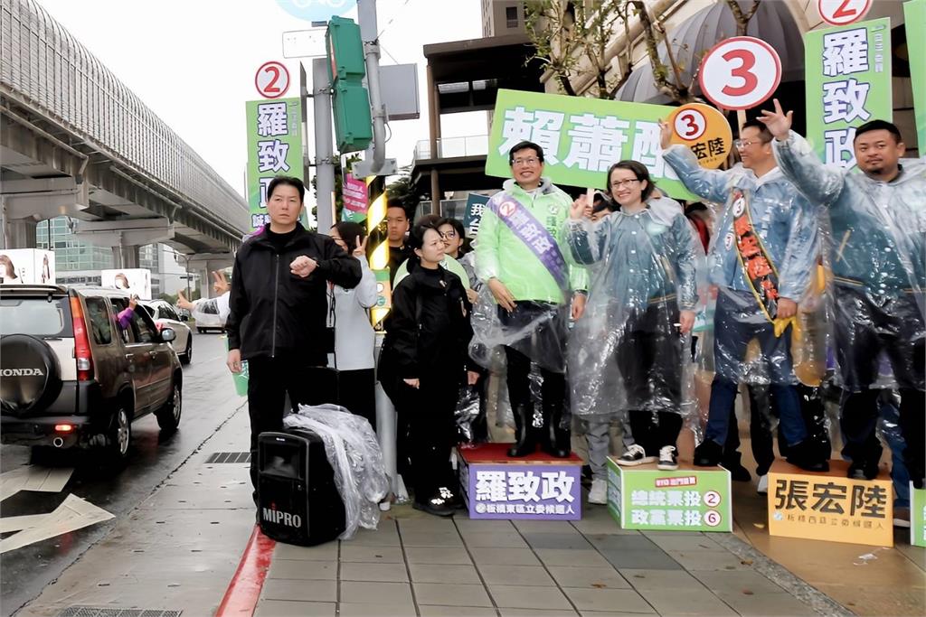 快新聞／冒雨陪立委小雞站路口拜票　蕭美琴：愛的力量永遠大於仇恨