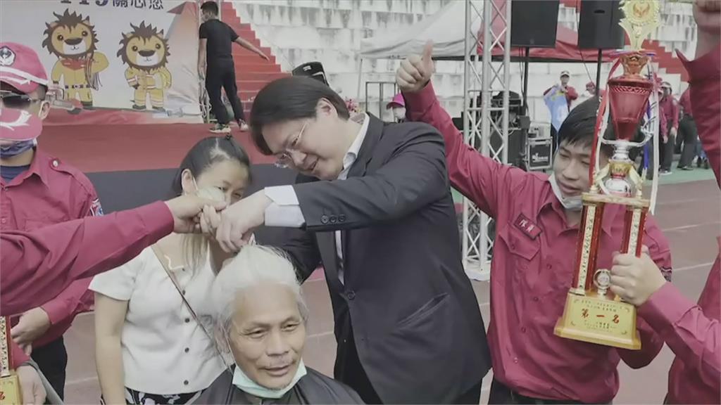 義消競賽奪冠剪髮慶祝! 市長林右昌見證