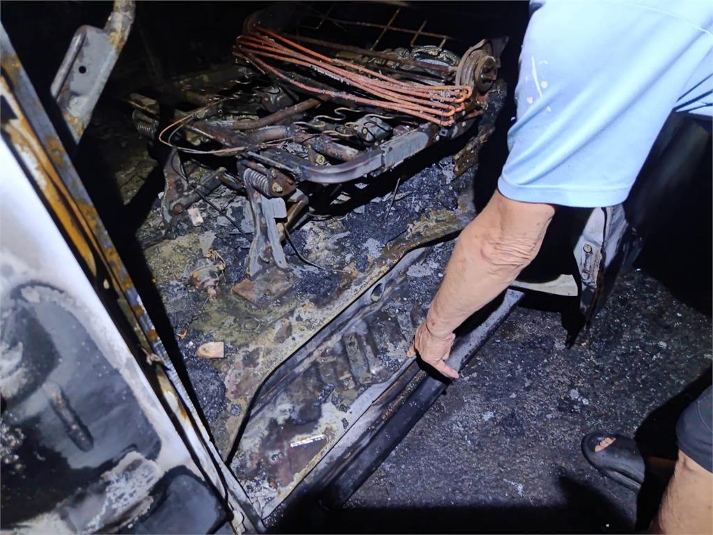 車主於車內點蚊香... 麵包車"整車起火"車輛全毀