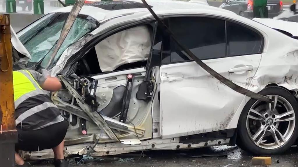 疑天雨路滑！　轎車自撞國道護欄慘成廢鐵　駕駛骨折