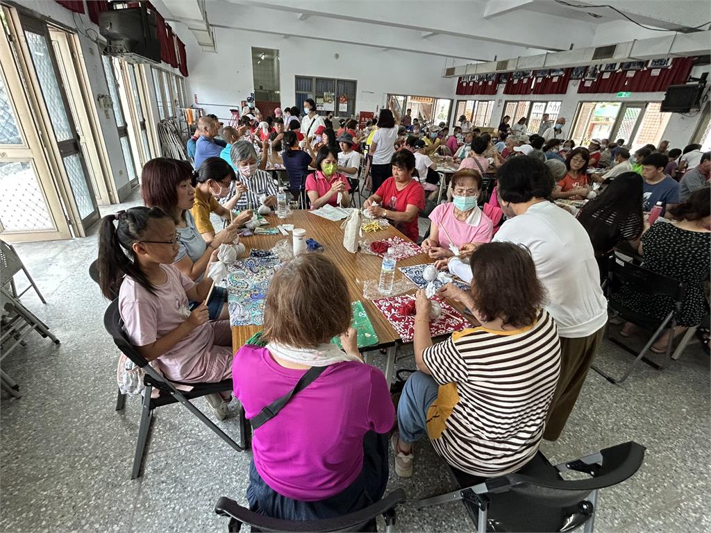 快新聞/推廣艾草按摩同步宣導反詐 沈發惠深入基層傾聽民瘼
