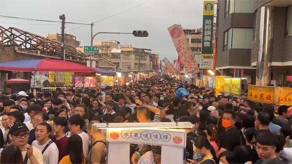 苗栗年度「鬼門關夜市」登場　天未暗人潮擠爆台版「神隱少女」場景