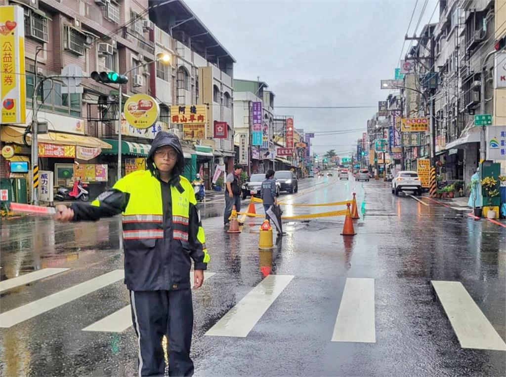 快新聞／雨彈炸南台「高雄鳳山馬路塌陷」　現場交通管制中