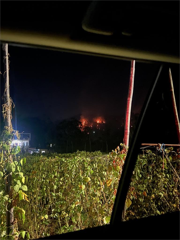 美濃近黃蝶翠谷"火燒山"! 延燒一天一夜 直升機"灑水撲滅"