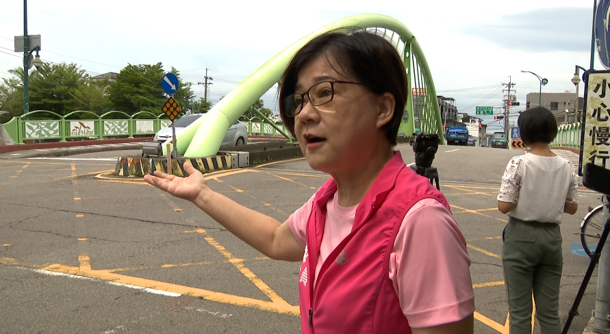 台中霧峰「橋墩柱體疑凸出路面擋道」釀撞 交通局出手了