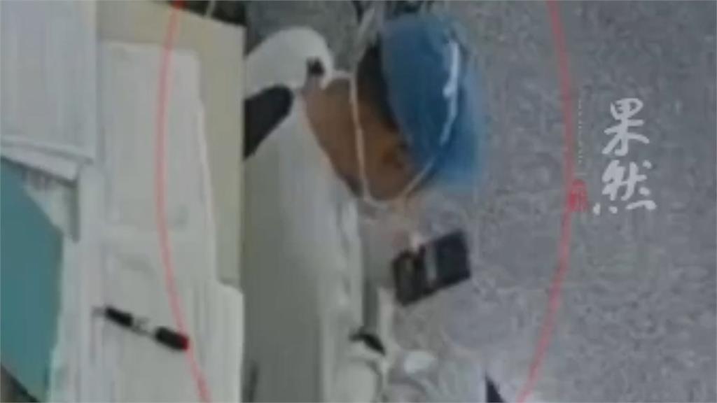 妻躺手術台後死亡！夫調監視器傻眼「麻醉師一旁納涼」全程滑手機　院方黑歷史曝光