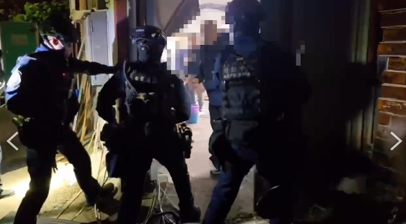天九牌賭場隱身魚塭工寮 警方凌晨破門攻堅賭客傻眼