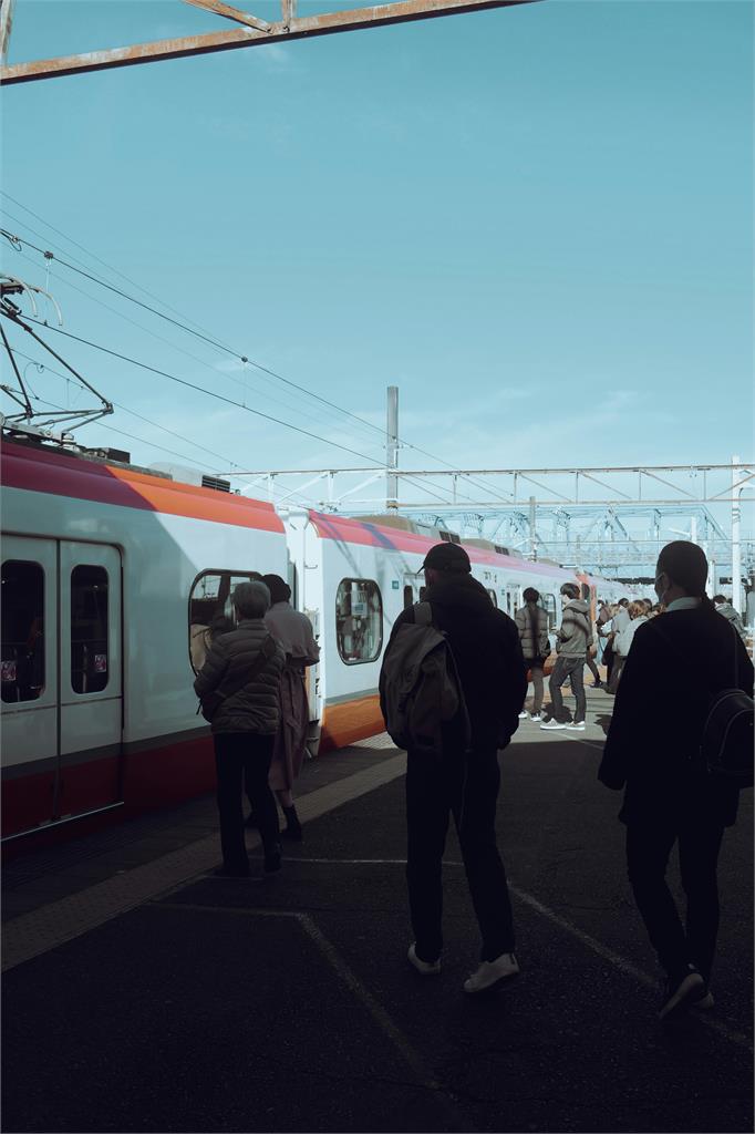 4阿姨搭電車「活力十足」遭誤認中國客！日人見「台灣人徽章」秒改口：好可愛