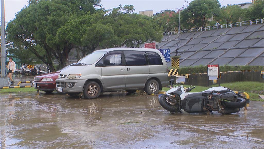 車被淹柯文哲要國民負責炸鍋 柯文哲再問民眾「收到通知為何沒動作」
