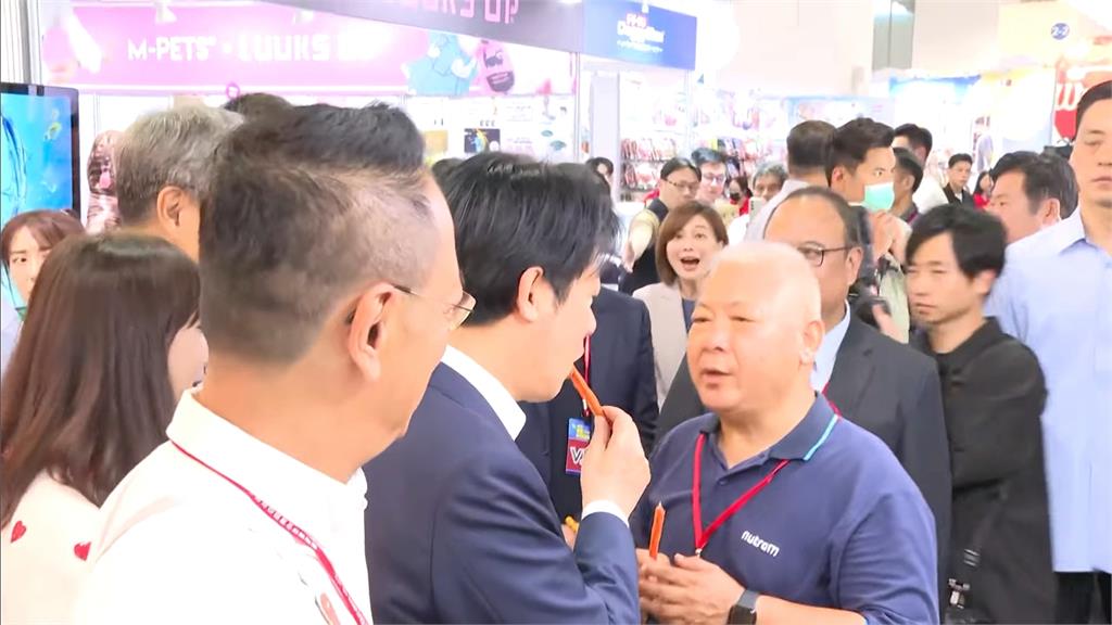 逛寵物展秒變總統級代言！　賴總統試吃肉乾、發言人驚呆