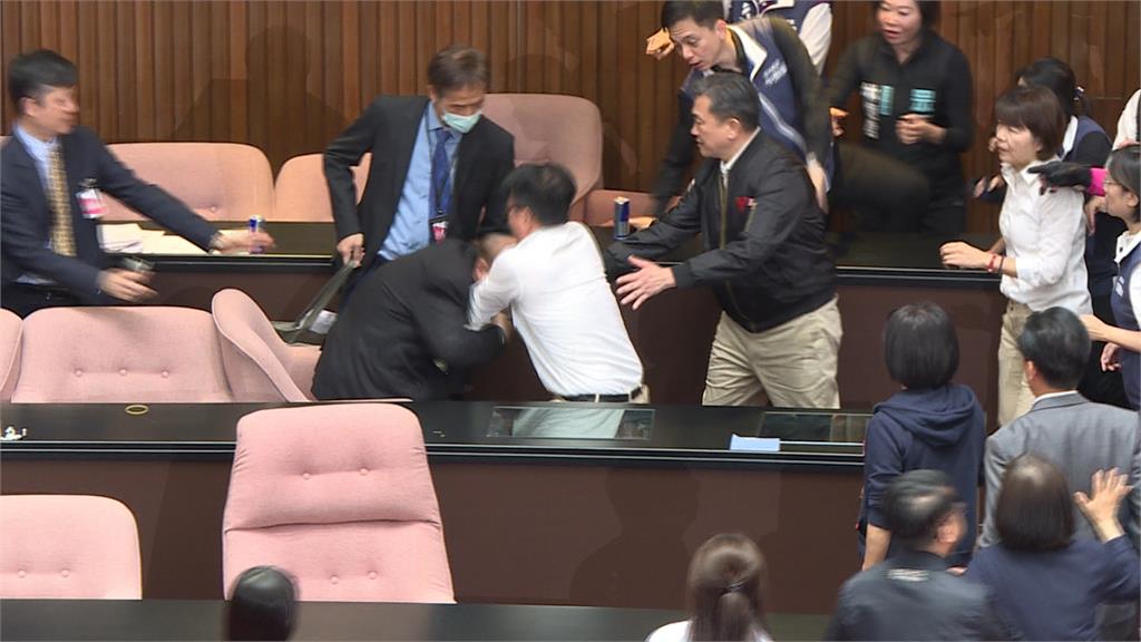 藍委護韓國瑜坐上主席台　鍾佳濱趁表決占領再爆衝突