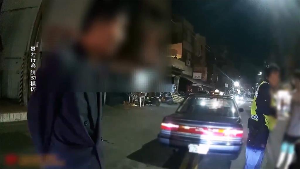 你撞到我了！　自行車騎士怒搬石頭砸車　出手狂毆駕駛