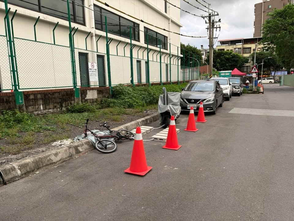天母「佔位哥」霸車位奇招百出?曾遭制裁竟搬「水泥塊鎖鏈」回歸!