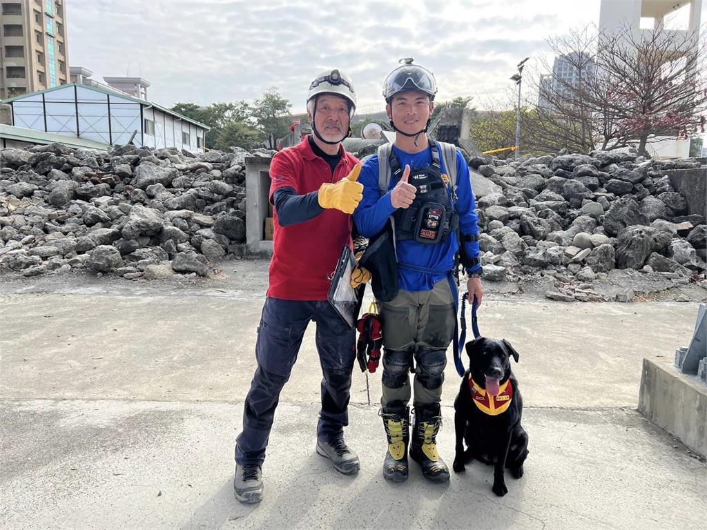 這次不是雞腿!搜救犬Emma高分通過考試 喜獲「神秘禮物」超滿足