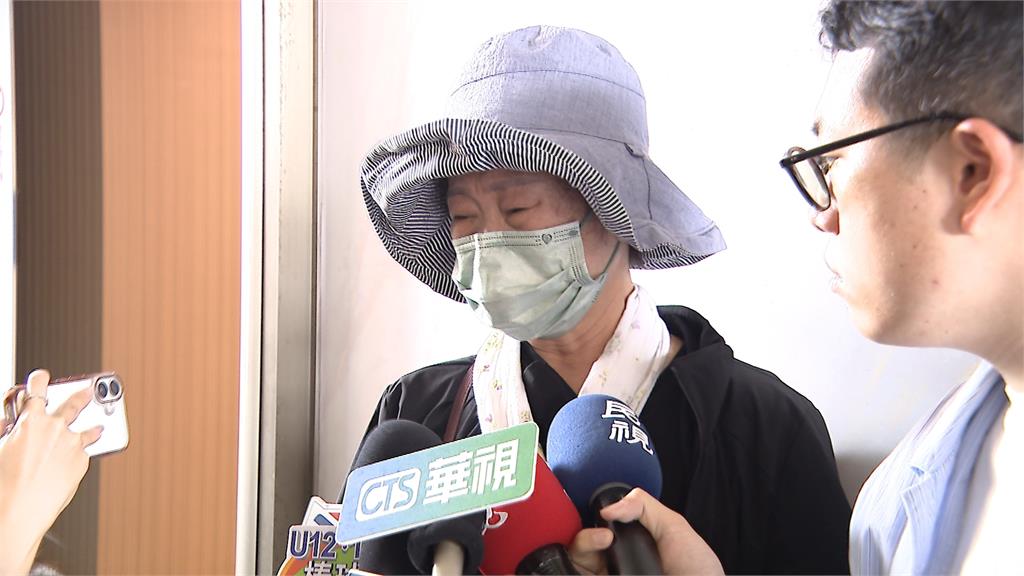 小黃違規左轉遭灑水車撞! 車內乘客身亡母親相驗哭紅雙眼