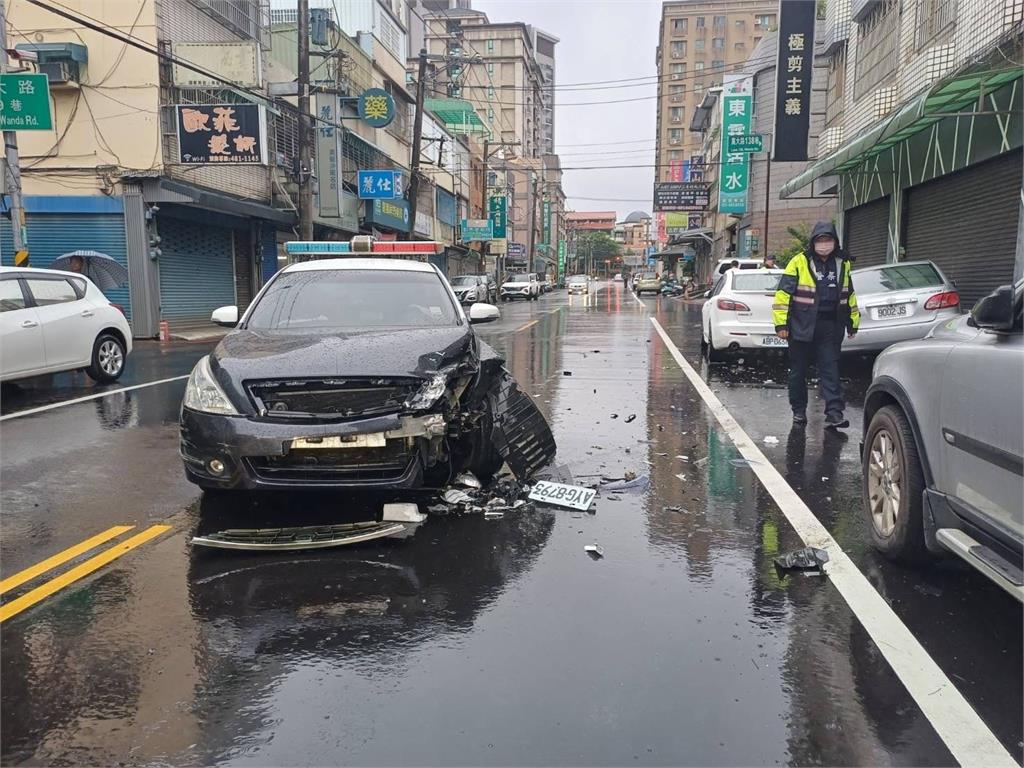 偷車賊被警方攔截　踩油門撞警車逃逸狼狽就逮