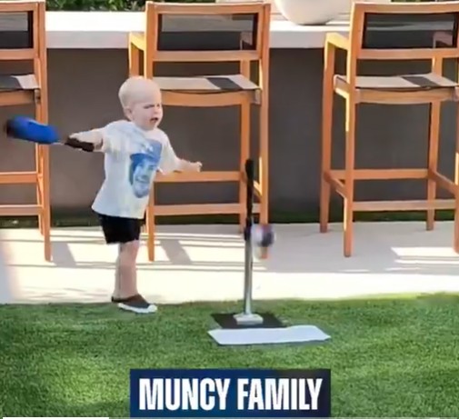 MLB(影)/ 比爸爸還像爸爸!迷你道奇萌娃登場 模仿爸比打球超吸睛