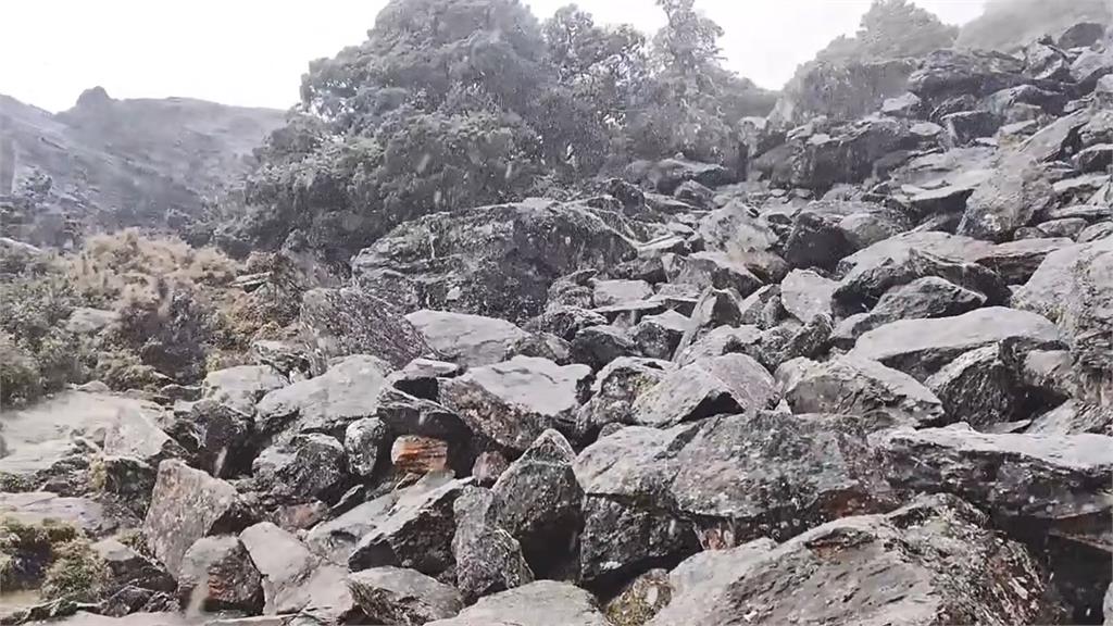 快新聞／嘉明湖山屋飄雪夾雜冰霰！　山友期盼見湖面冰封美景