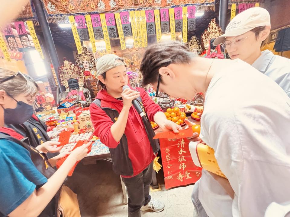 粿粿、王子「同場宮廟拜拜」刻意站很遠！秒遭抓包「私下有說有笑」畫面網傻眼