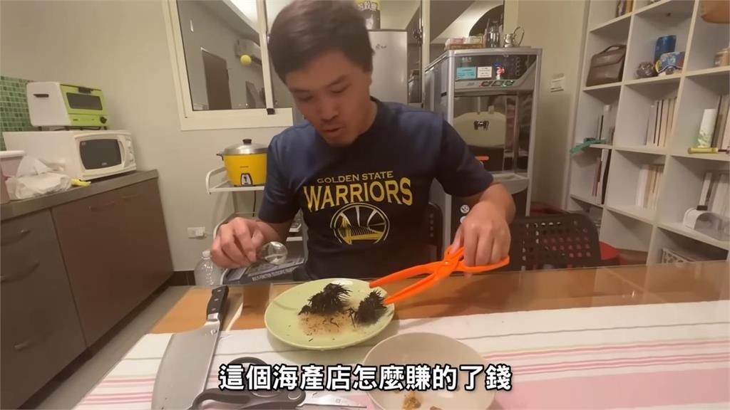 遊金門親製「15顆海膽手卷」 他奢侈一口吃笑稱:海產店賺什麼