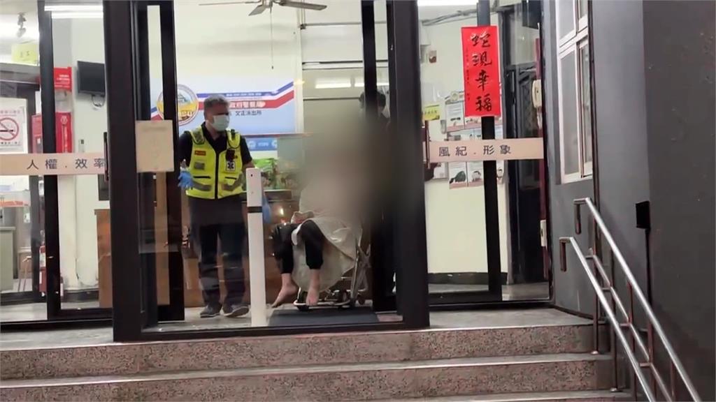 兒子酒後鬧事疑遭3路人圍毆! 母親跪求住手「別打了!」