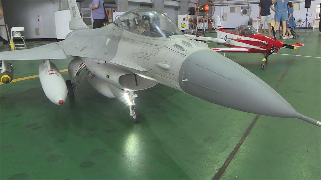 F-16V模型機吸睛！　1600架手作飛機DIY發送給民眾