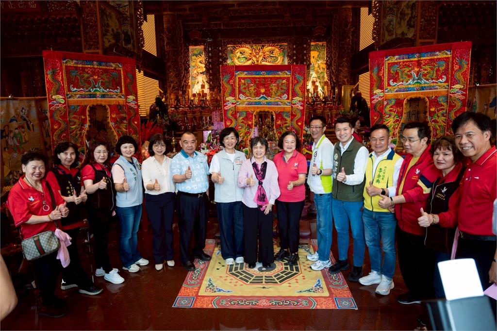 快新聞／週末勤跑廟宇！蘇巧慧頻遇民眾喊「凍蒜」　溫柔堅定回應：扛起新時代責任