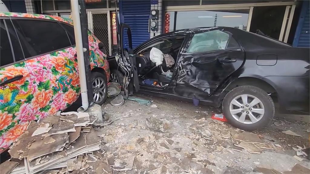 開車勿分心！彰化聯結車遇同業「剪車」　雲林轎車「撞進禮儀社」