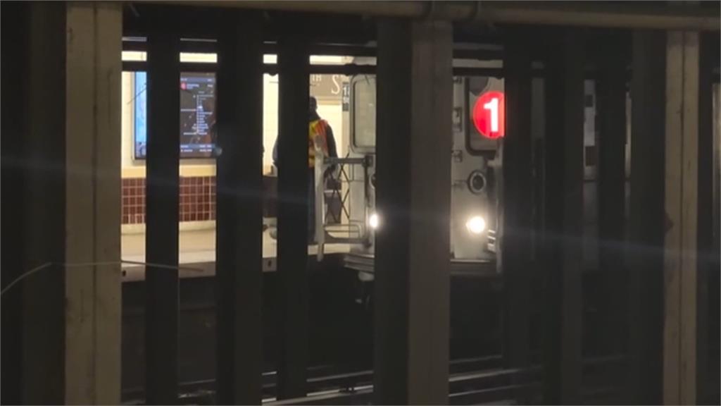 男月台邊滑手機突遭推落 遭列車撞上驚悚畫面曝!