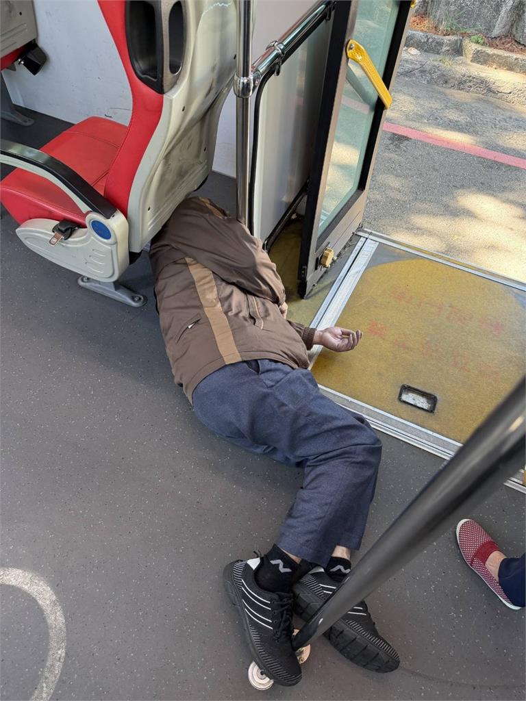 公車煞車疑重心不穩 84歲老翁摔倒"一度失去呼吸心跳"