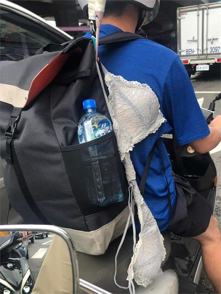 太尷尬!男騎士後背包掛著「1物」好害羞 網友笑歪:拍攝者不救