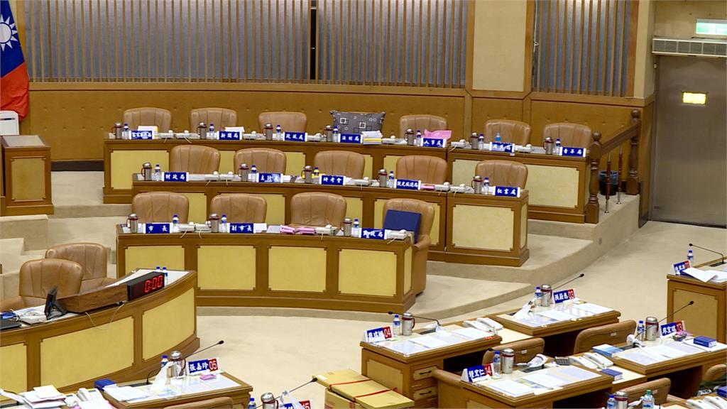 藍黨團改書面質詢新北議會唱空城 綠砲轟不演了!藍議員:勞工要休息