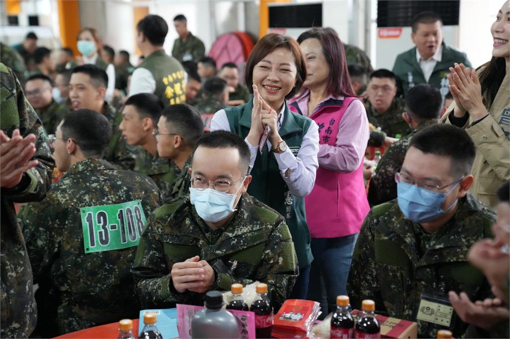 她送肯德基慰勞國軍竟被酸 「在開心什麼」？實況主1個當兵故事掀網憶當年