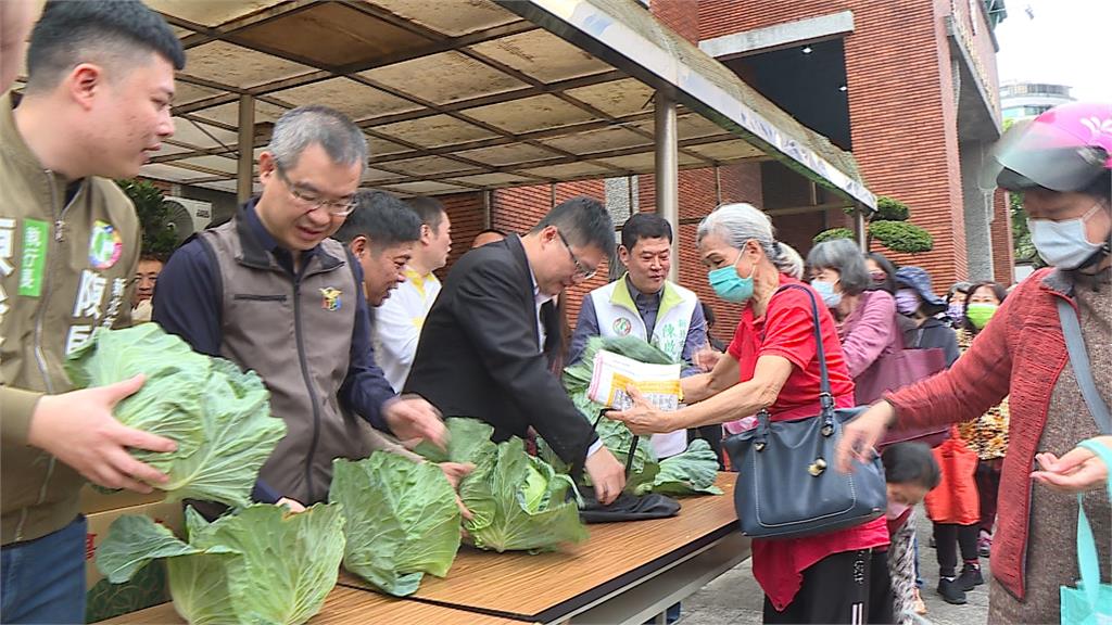 高麗菜價崩跌! 議員攜手新北警合購3500顆免費發送