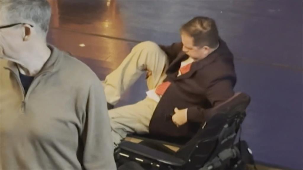 尷尬！美議員坐輪椅要「爬」上舞台　辯論會沒有「無障礙設施」
