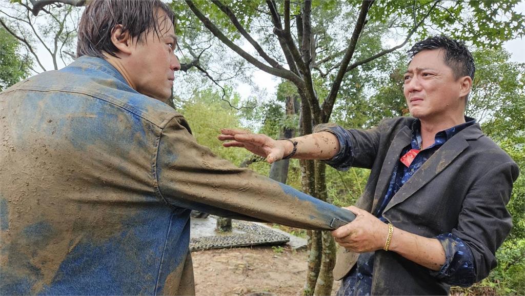 藍葦華、黃文星《愛的榮耀》山區談判戲超逼真！雨中對決火花四射