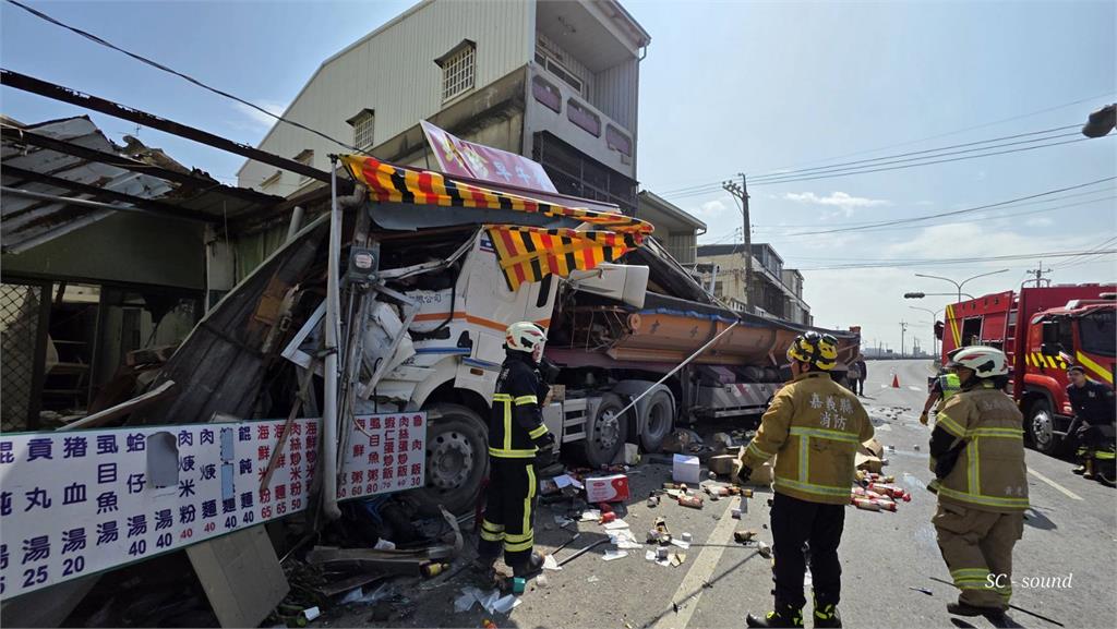 最新／驚悚畫面曝光！嘉義聯結車撞進早餐店　3人送醫