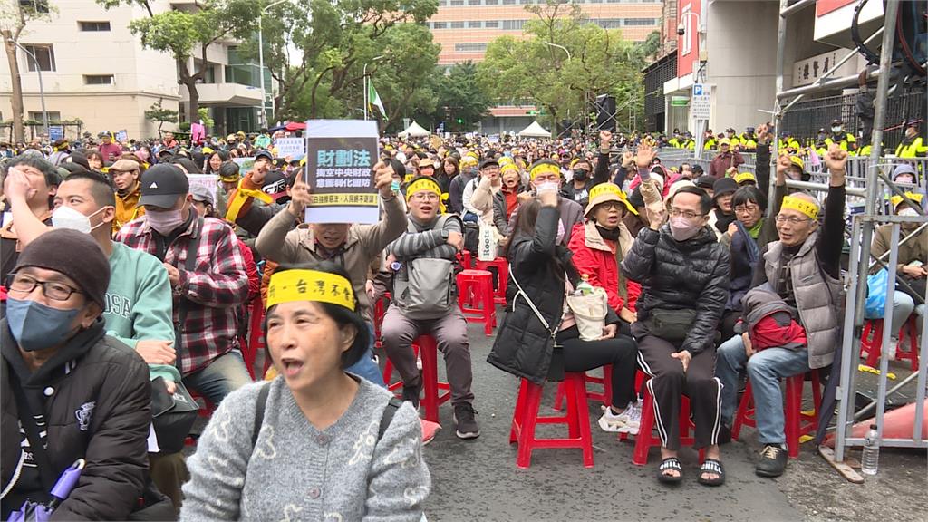 抗議藍白強闖爭議法案 青鳥上街頭怒吼人民之聲