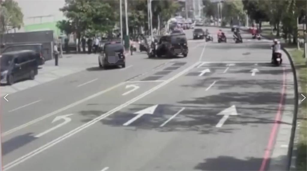 AAA頒獎典禮高雄世運登場 保母車不慎撞機車 騎士輕微擦挫傷