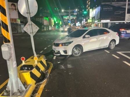 被撞常客！　桃園南平路經國路口安全島屢傳被撞意外