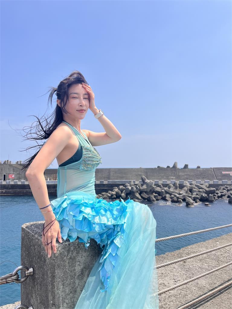 《綜藝新時代》張家瑋洗石花菜太累!路邊M字腿讓路人快要流鼻血