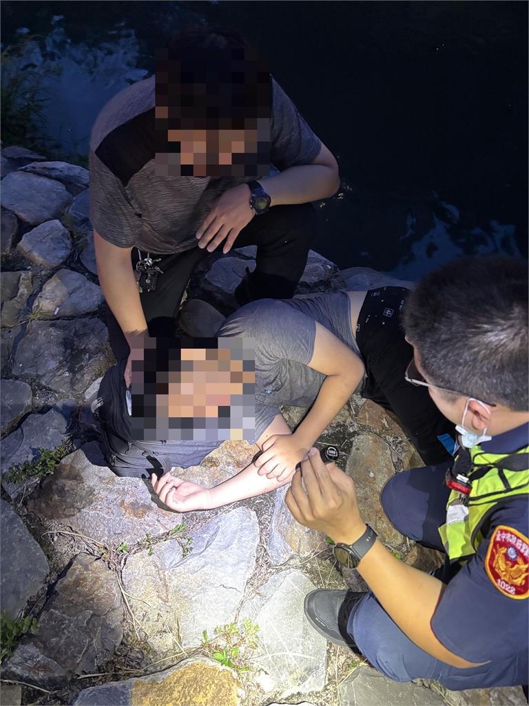 快新聞/嚇壞!少年看魚不甚掉進柳川失去意識 3民眾攔巡邏警車急救命